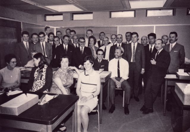 De werknemers van de NV Gebakken lucht net nadat ze vernomen hadden dat een deurwaarder hun stock in beslag kwam nemen.